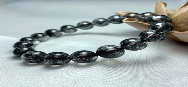 Tác Dụng Phong Thủy Của Vòng Thạch Anh Tóc Đen Và Mệnh Hợp