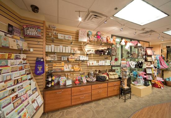 Bí quyết thi công shop quà lưu niệm thu hút và ấn tượng